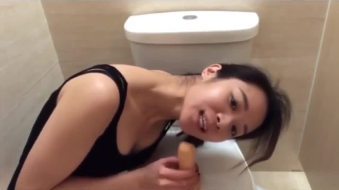 中國A片騷女學生在廁所里手淫自慰直播視頻-玫瑰成人網